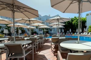 thumbnail: Poolside bar