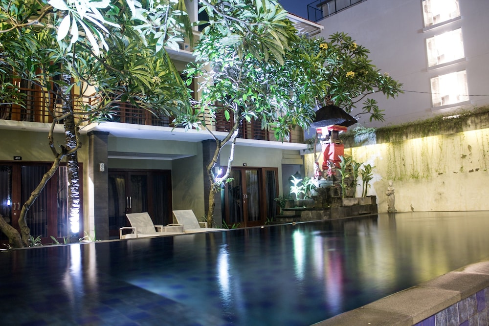 Indoor/outdoor pool