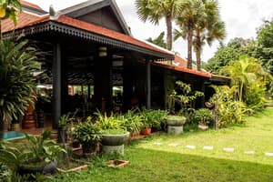 thumbnail: Interior entrance