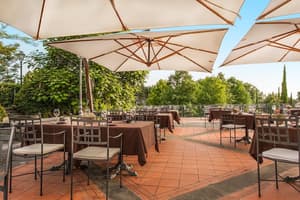 thumbnail: Outdoor dining