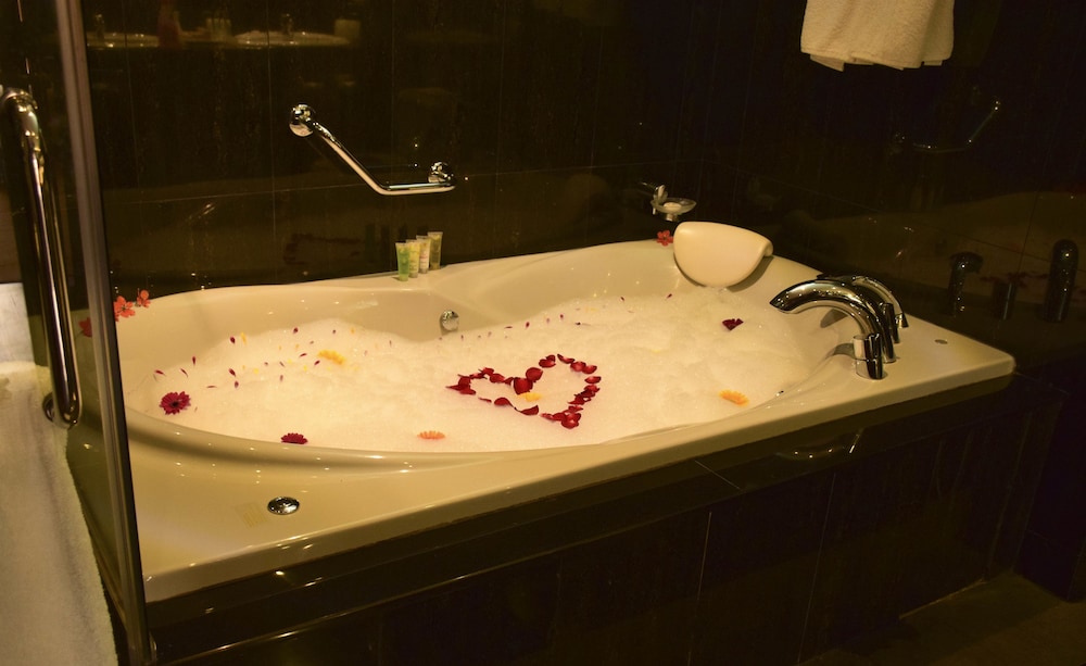 Deep soaking bathtub