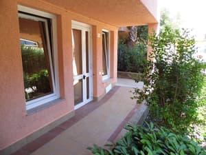 thumbnail: Interior entrance