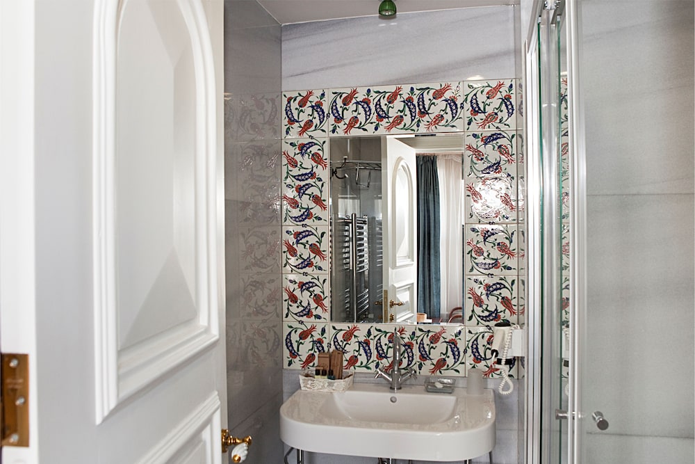 Bathroom sink