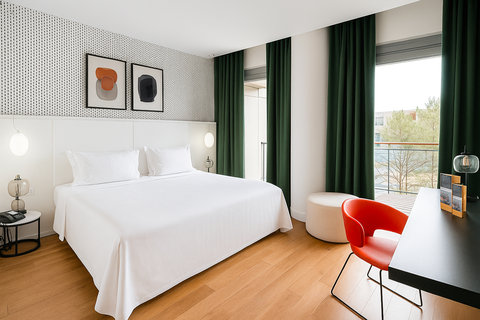 Double room with balcony, communicating with the twin room