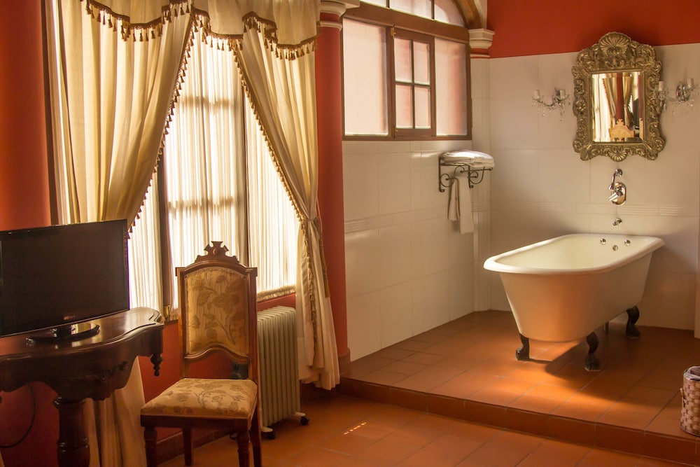 Deep soaking bathtub