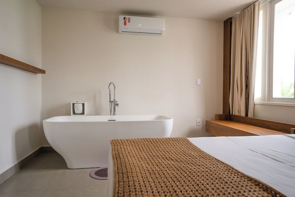 Deep soaking bathtub