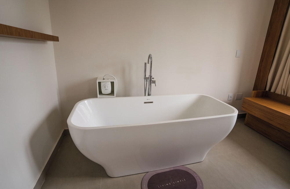 Deep soaking bathtub