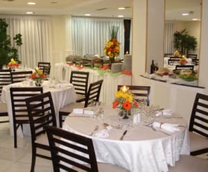 thumbnail: Family dining