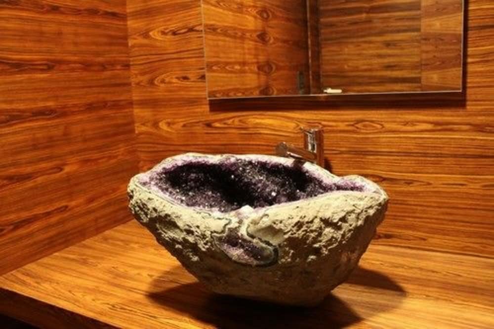 Bathroom sink