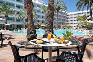 thumbnail: Poolside bar