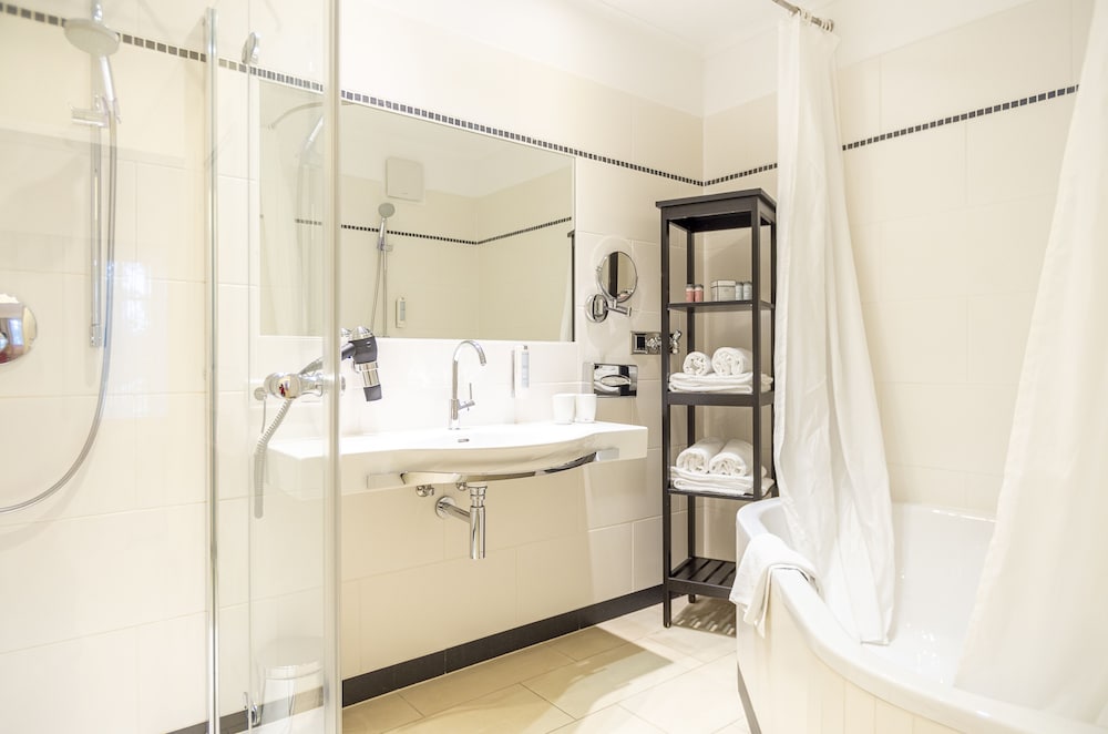 Deep soaking bathtub
