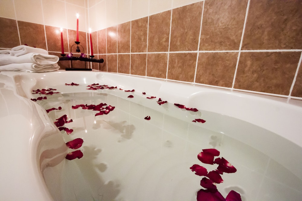 Deep soaking bathtub