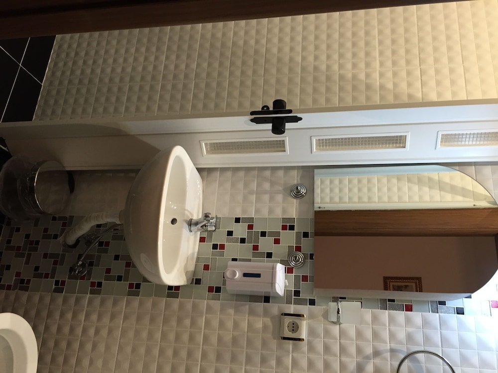 Bathroom sink