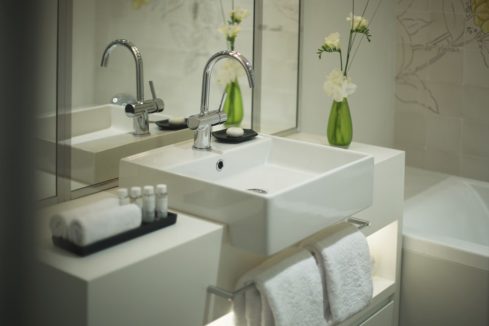 Bathroom sink