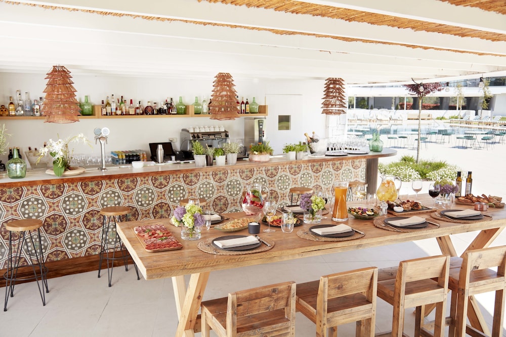 Poolside bar