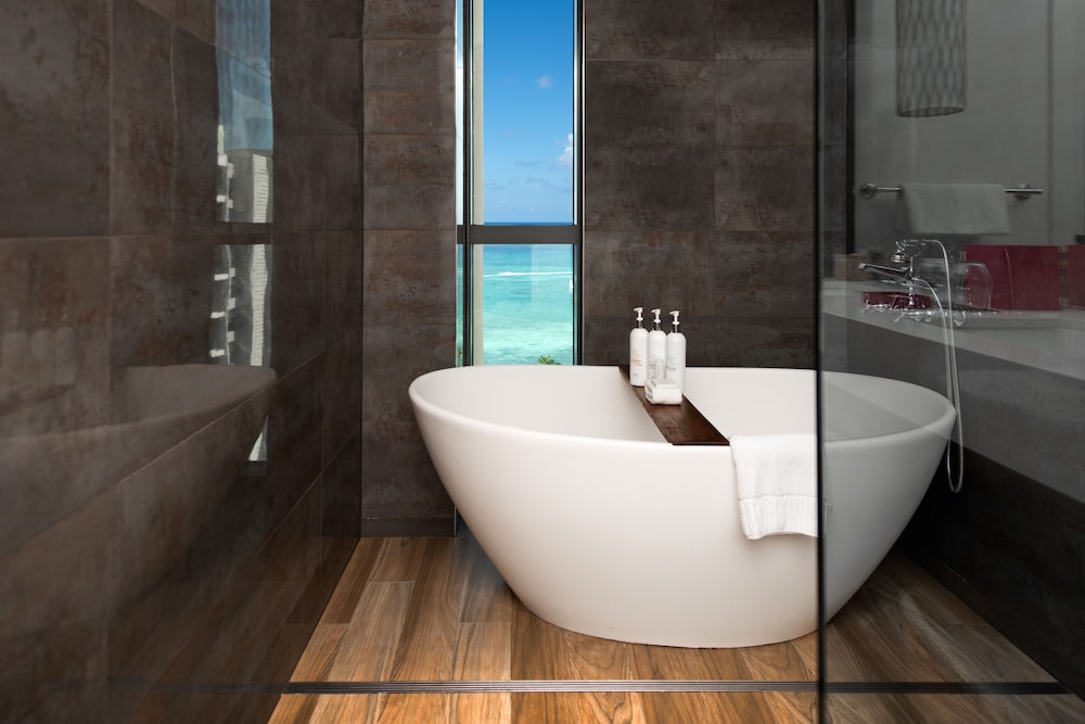 Deep soaking bathtub