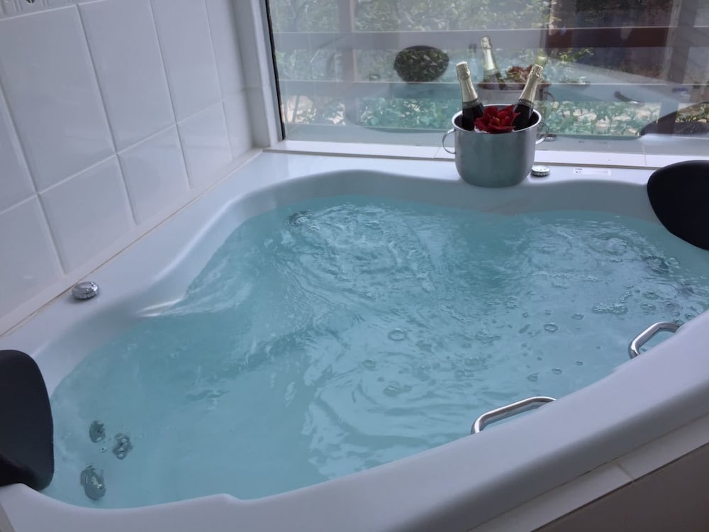 Jetted tub