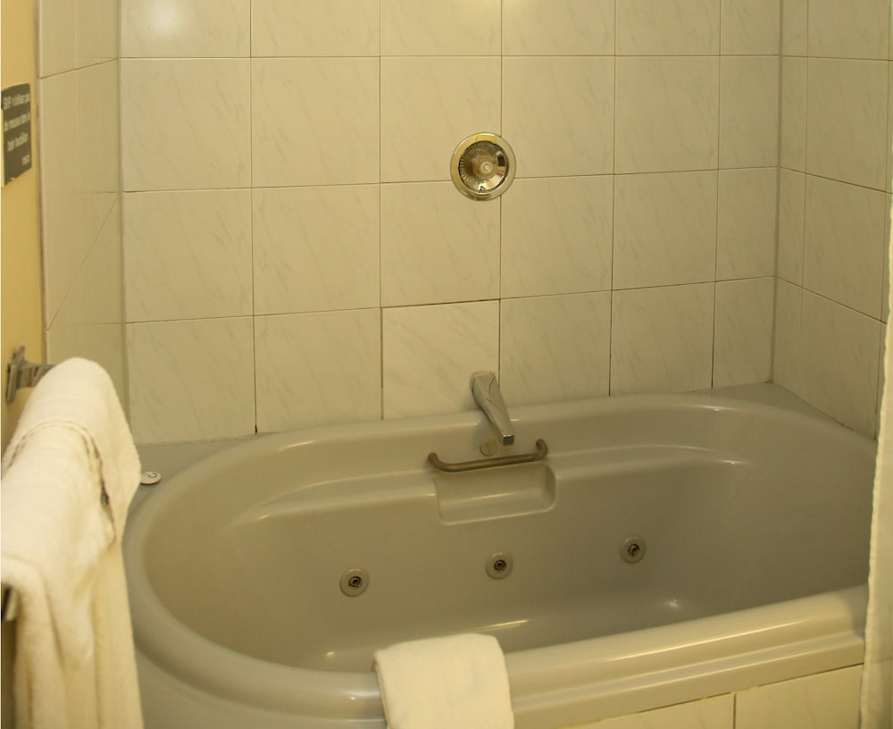 Deep soaking bathtub