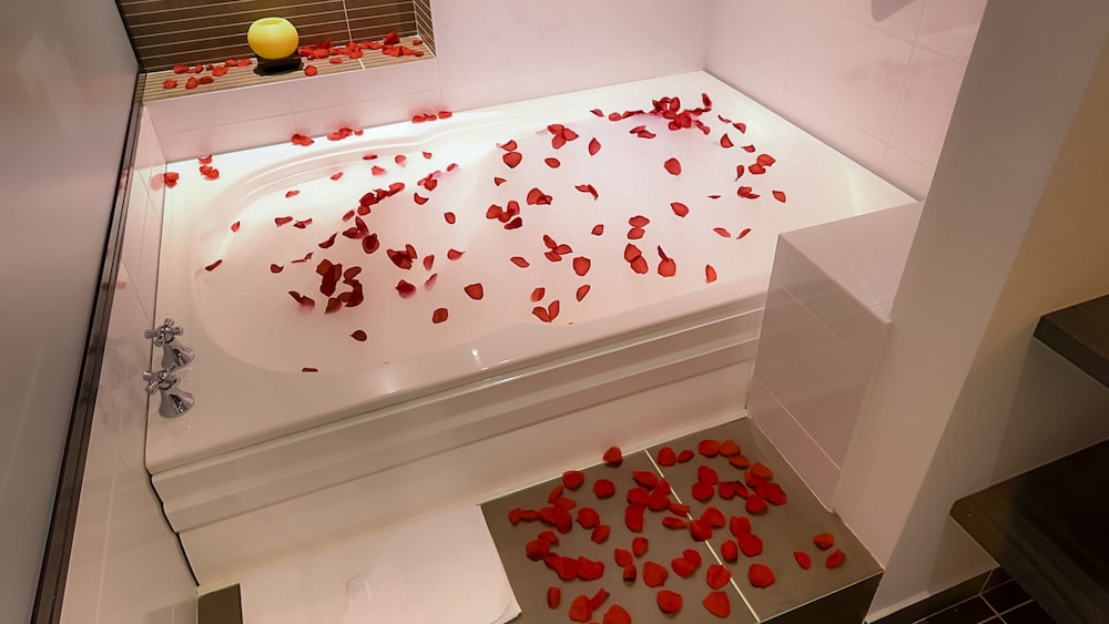 Deep soaking bathtub