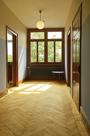 thumbnail: Interior entrance