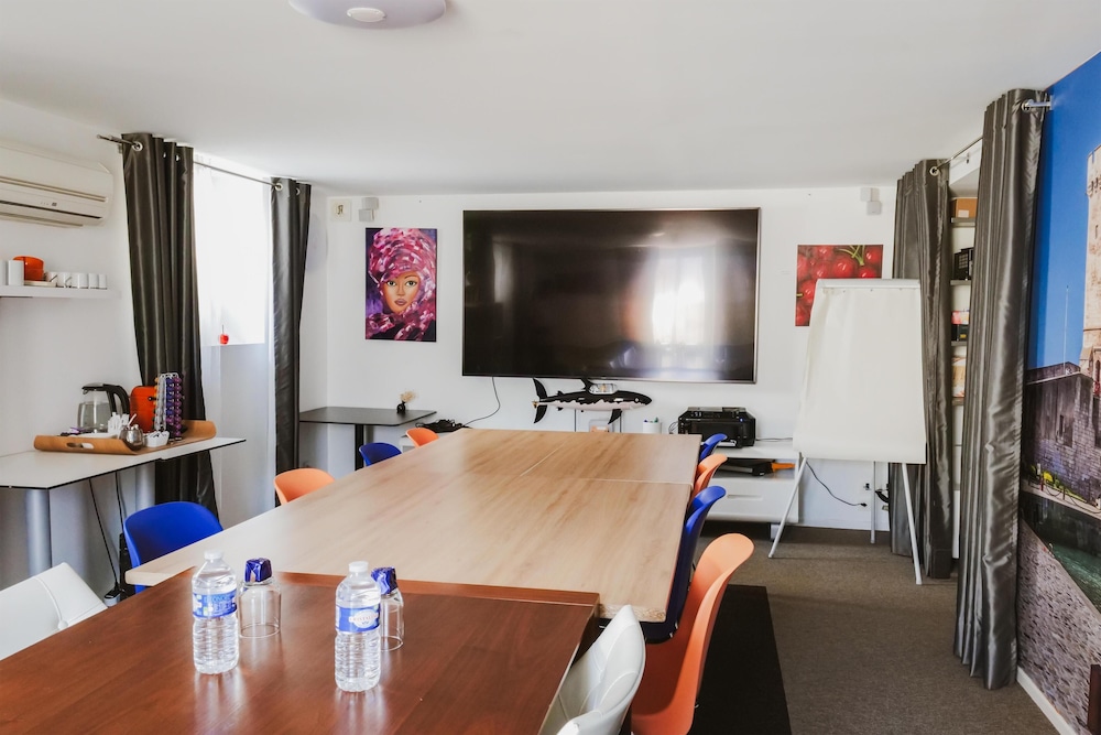 Meeting facility