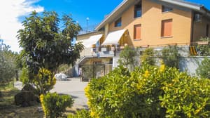 thumbnail: Front of property