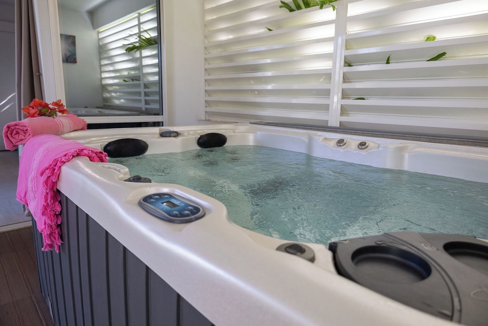Private spa tub