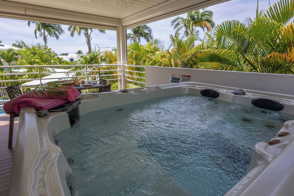 Private spa tub