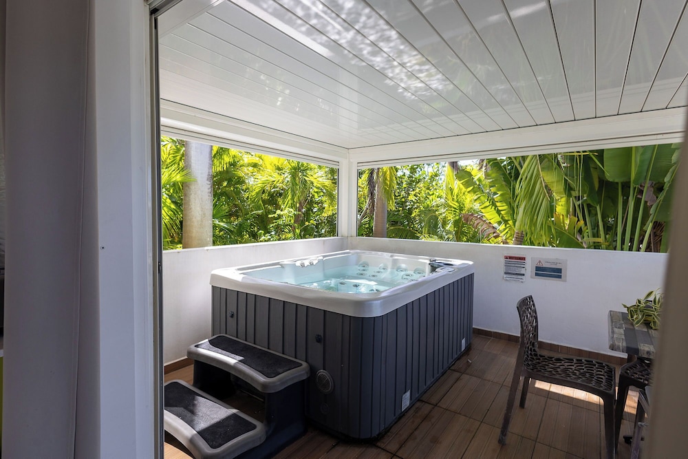 Private spa tub