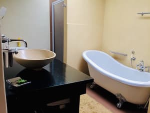 thumbnail: Deep soaking bathtub