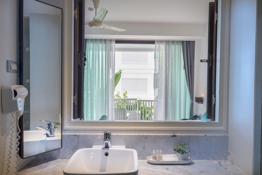 Bathroom sink