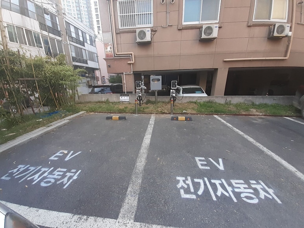 Electric vehicle charging station
