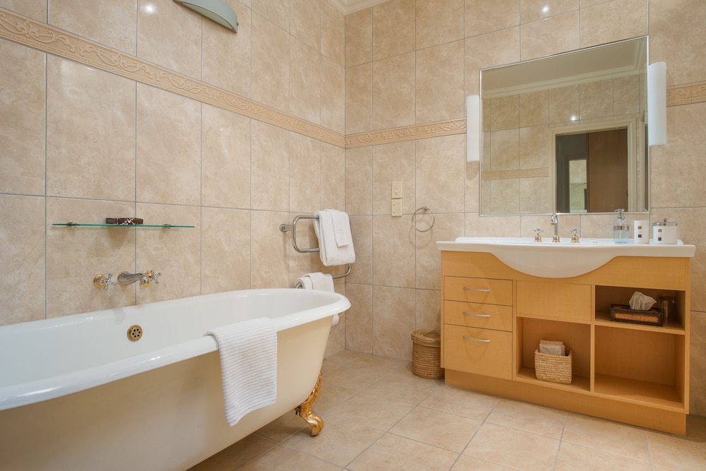 Deep soaking bathtub