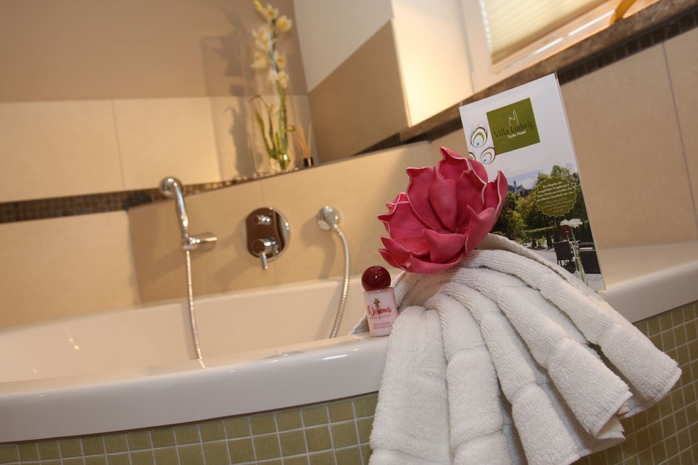 Deep soaking bathtub