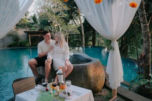 thumbnail: Couples dining