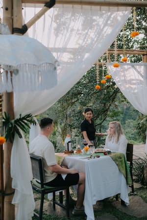 thumbnail: Couples dining