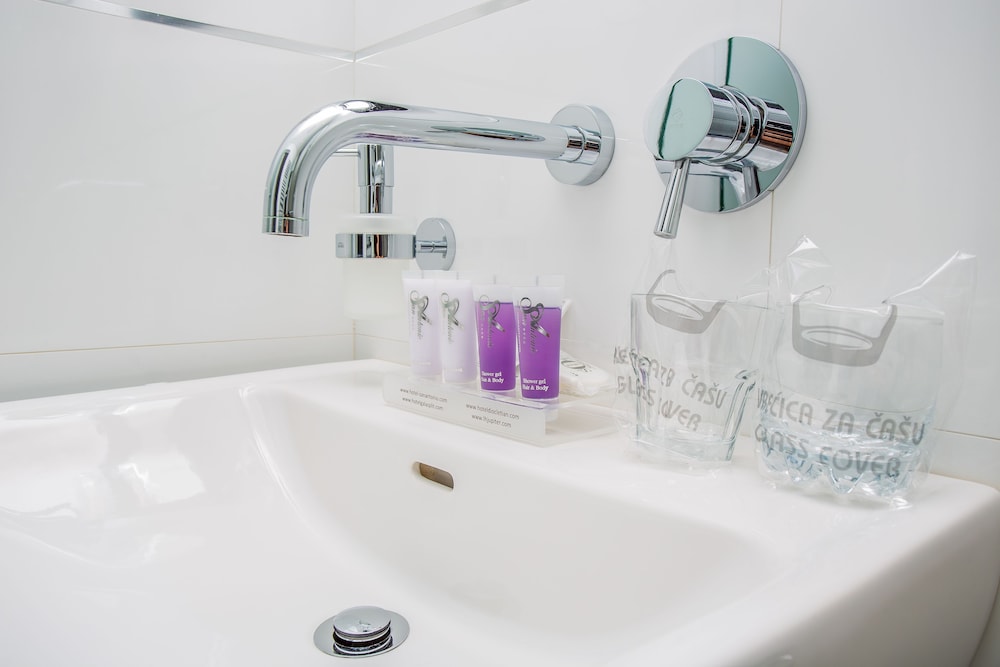 Bathroom sink