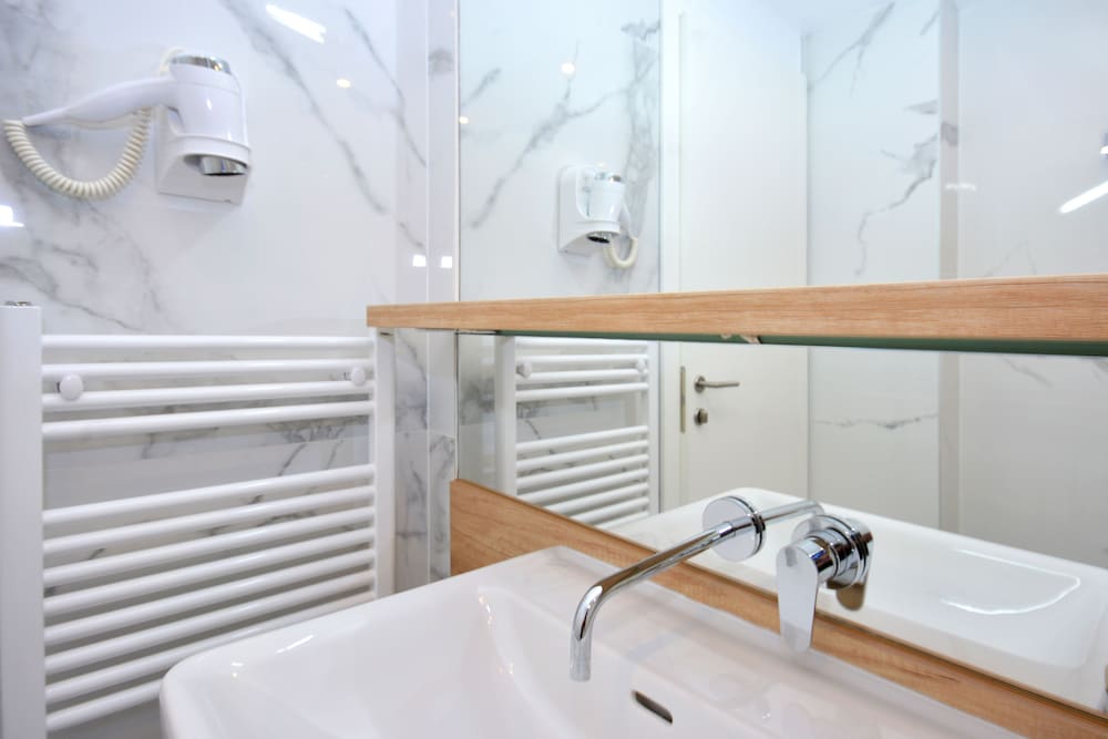 Bathroom sink
