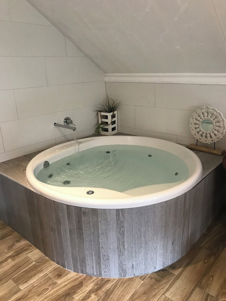 Private spa tub