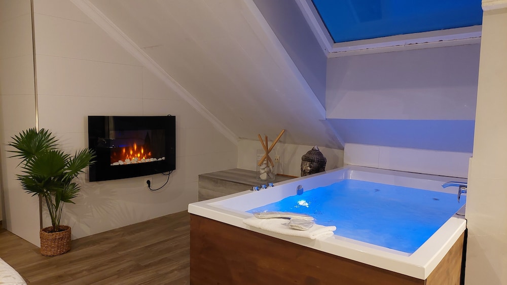 Private spa tub