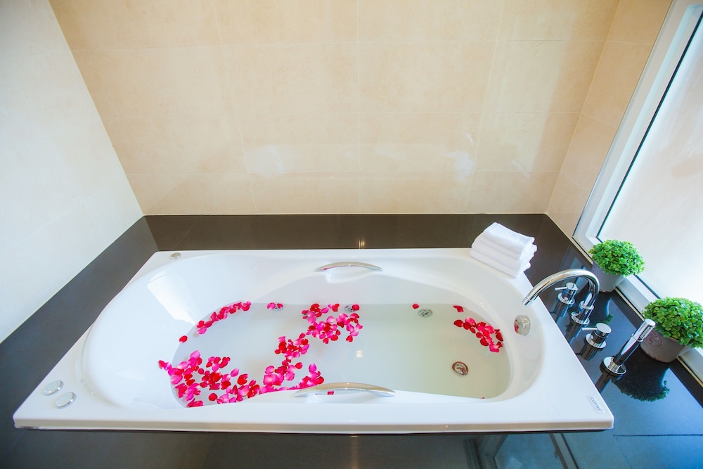 Deep soaking bathtub