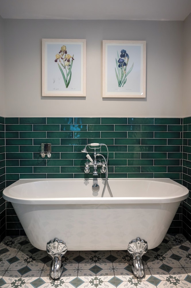 Deep soaking bathtub