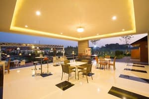 thumbnail: Outdoor dining