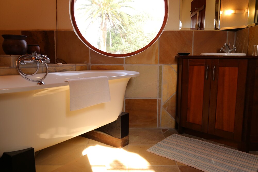 Deep soaking bathtub