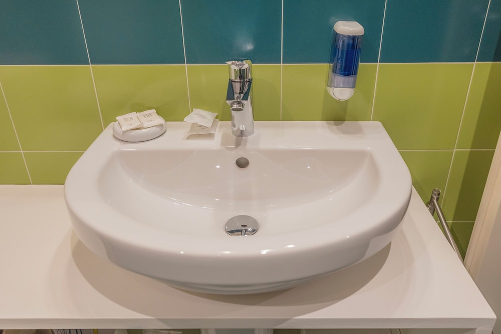 Bathroom sink