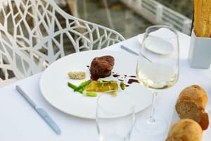 thumbnail: Couples dining