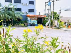 thumbnail: Front of property