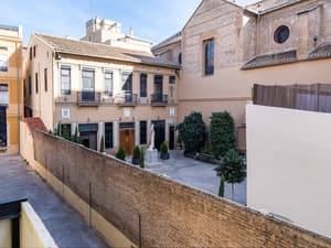 thumbnail: Courtyard view