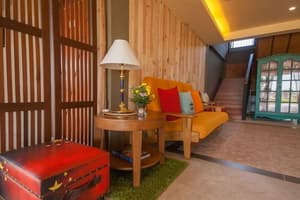 thumbnail: Lobby sitting area