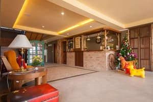 thumbnail: Lobby sitting area